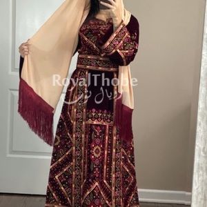 Selling this beautiful thobe! It’s a red/ burgundy/ velvet